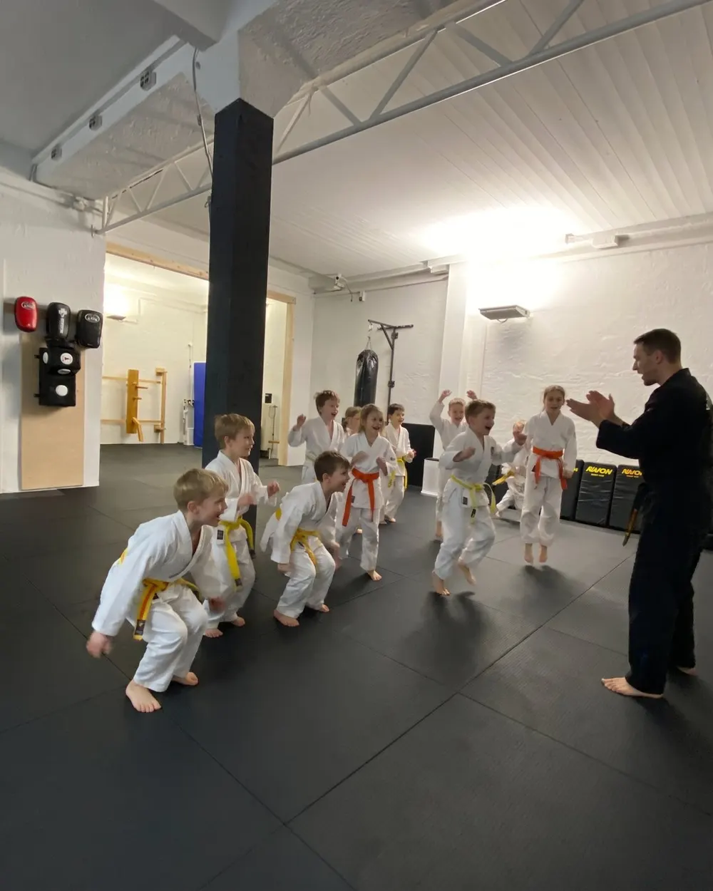 Kinder beim Kung Fu Training